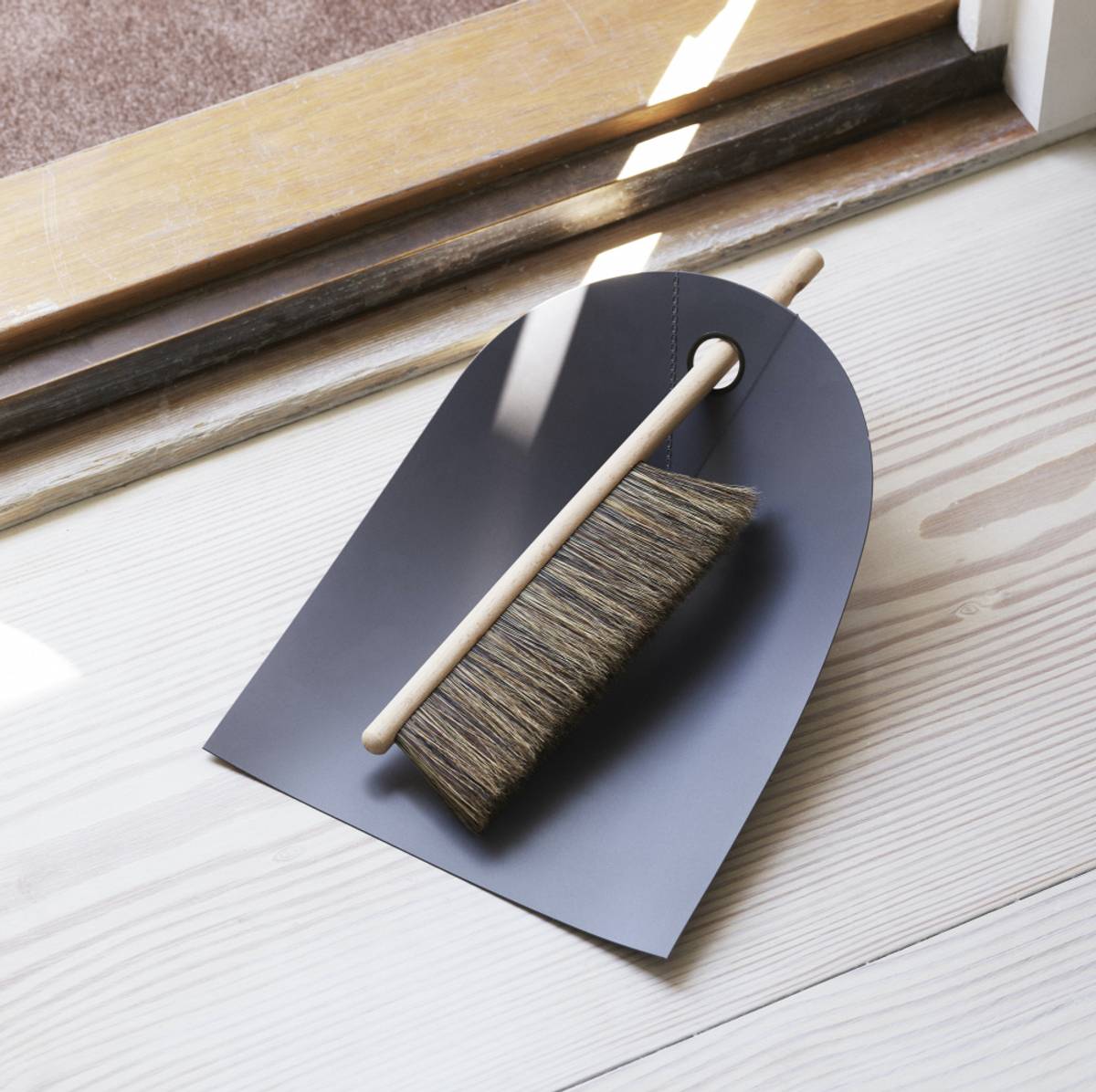 Dustpan and Broom (Kost og støvbrett) No14