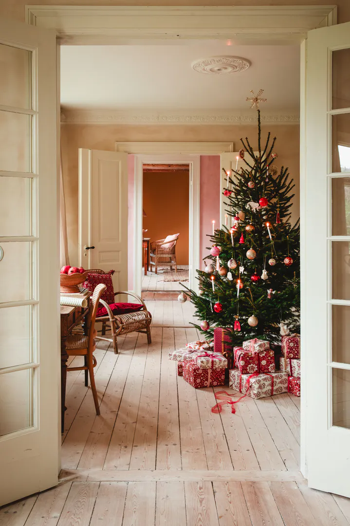 Jul hos No14 – juletre og julegaver i et lunt hjem